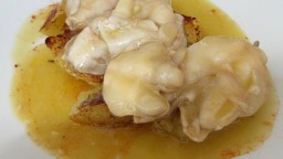 Recepta de cuina de Cocotxes de bacallà al pil pil amb llit de patates